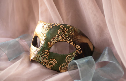 Maschera Colombina in Foglia Oro Artigianale: Stile Liberty Veneziano