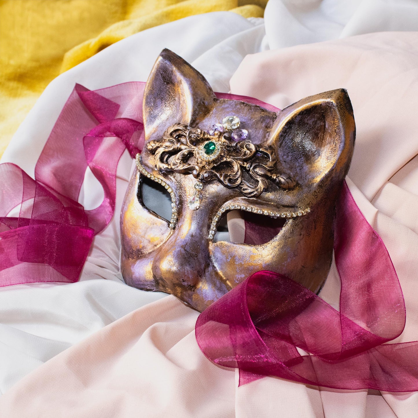 Maschera veneziana fatta a mano con gatto: decoupage in foglia d'oro, dettagli in rilievo