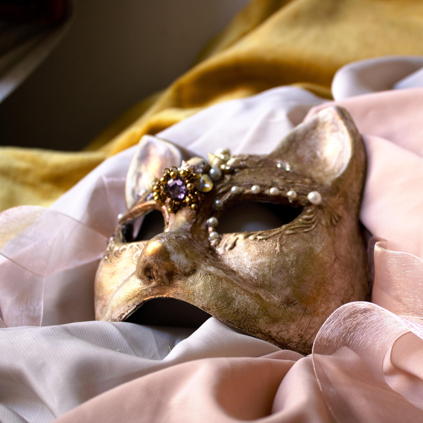 Maschera veneziana del gatto: foglia d'oro, perle e cristalli