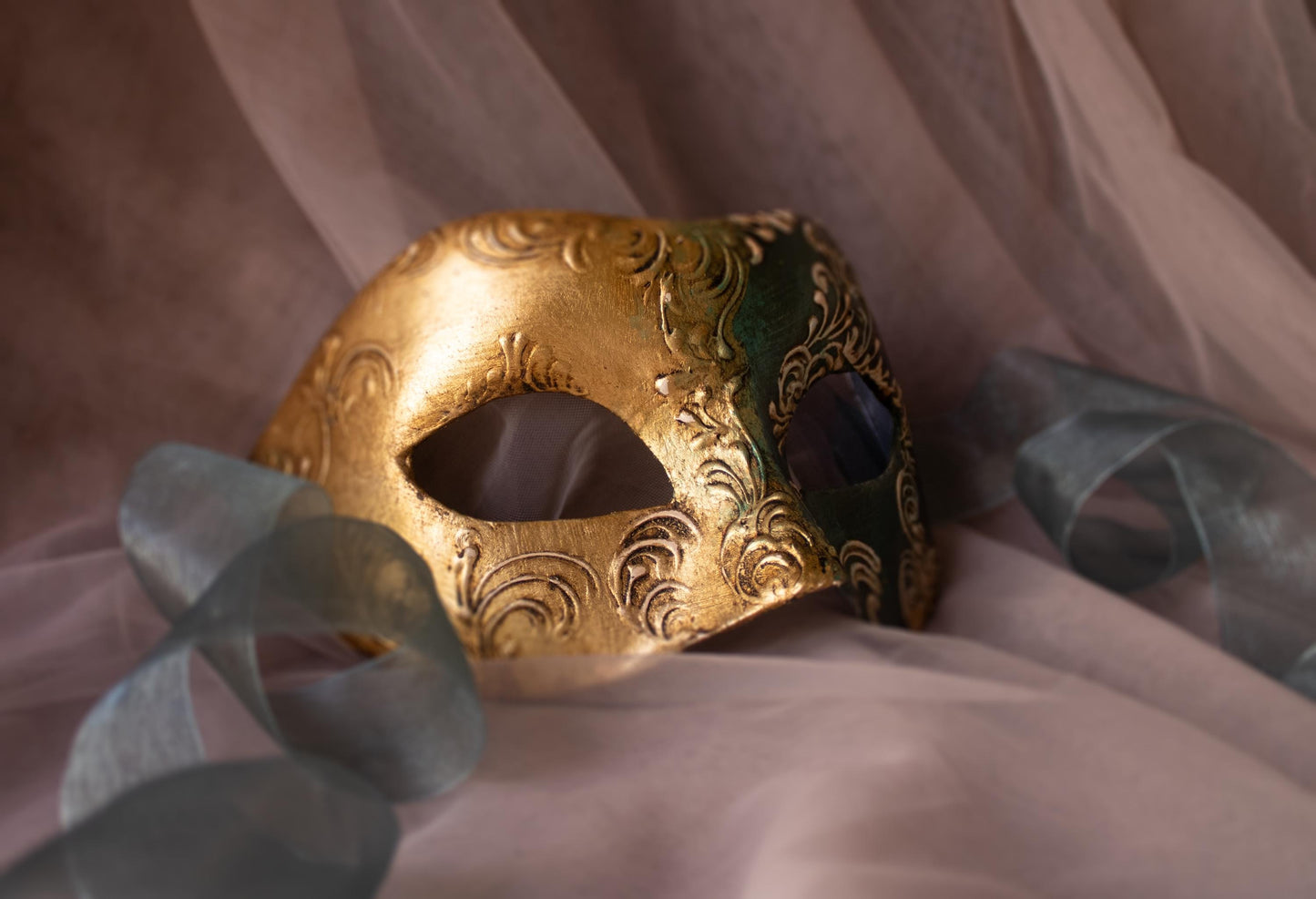 Maschera Colombina in Foglia Oro Artigianale: Stile Liberty Veneziano