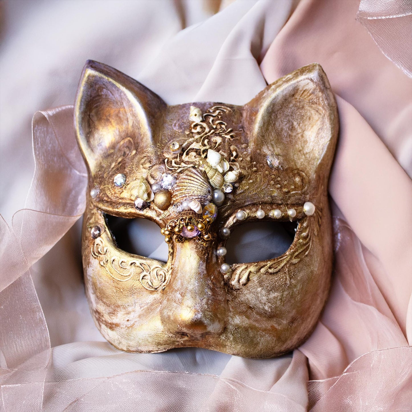 Maschera veneziana del gatto: foglia d'oro, perle e cristalli