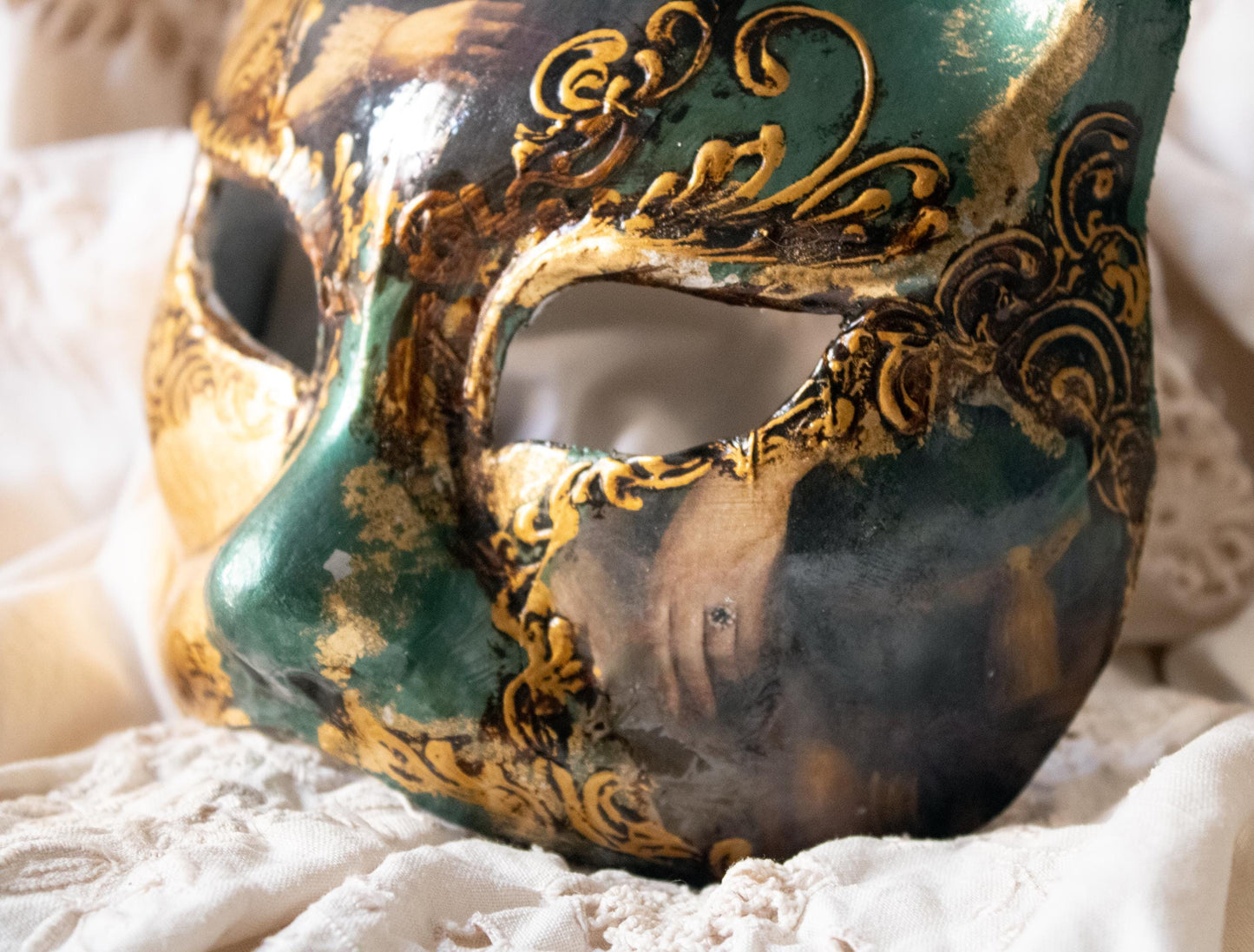 Maschera Veneziana Fatta a Mano: Foglia Oro, Decoupage, Dettaglio in Rilievo